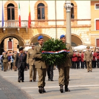 Foto Nicoloro G. 27/05/2012 Ravenna Si e’ svolto nella città romagnola il 31° Raduno Nazionale dei Fanti d’ Italia con la partecipazione del ministro della Difesa l’ ammiraglio Gianpaolo Di Paola. nella foto Corona di alloro per i caduti
