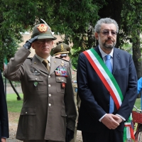 Foto Nicoloro G. 27/05/2012 Ravenna Si e’ svolto nella città romagnola il 31° Raduno Nazionale dei Fanti d’ Italia con la partecipazione del ministro della Difesa l’ ammiraglio Gianpaolo Di Paola. nella foto Claudio Graziano – Fabrizio Matteucci, Sindaco di Ravenna