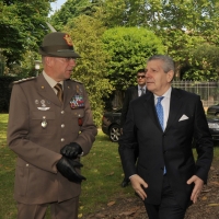 Foto Nicoloro G. 27/05/2012 Ravenna Si e’ svolto nella città romagnola il 31° Raduno Nazionale dei Fanti d’ Italia con la partecipazione del ministro della Difesa l’ ammiraglio Gianpaolo Di Paola. nella foto Claudio Graziano – Gianpaolo Di Paola