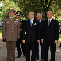 Foto Nicoloro G. 27/05/2012 Ravenna Si e’ svolto nella città romagnola il 31° Raduno Nazionale dei Fanti d’ Italia con la partecipazione del ministro della Difesa l’ ammiraglio Gianpaolo Di Paola. nella foto Claudio Graziano – Gianpaolo Di Paola – Bruno Corda