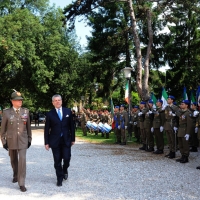 Foto Nicoloro G. 27/05/2012 Ravenna Si e’ svolto nella città romagnola il 31° Raduno Nazionale dei Fanti d’ Italia con la partecipazione del ministro della Difesa l’ ammiraglio Gianpaolo Di Paola. nella foto Claudio Graziano – Gianpaolo Di Paola passano in rassegna lo schieramento d'onore