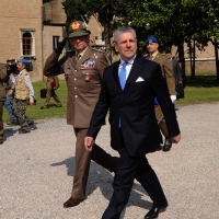 Foto Nicoloro G. 27/05/2012 Ravenna Si e’ svolto nella città romagnola il 31° Raduno Nazionale dei Fanti d’ Italia con la partecipazione del ministro della Difesa l’ ammiraglio Gianpaolo Di Paola. nella foto Claudio Graziano – Gianpaolo Di Paola