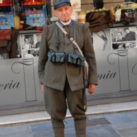 Foto Nicoloro G. 27/05/2012 Ravenna Si e’ svolto nella città romagnola il 31° Raduno Nazionale dei Fanti d’ Italia con la partecipazione del ministro della Difesa l’ ammiraglio Gianpaolo Di Paola. nella foto Fante in divisa d'epoca