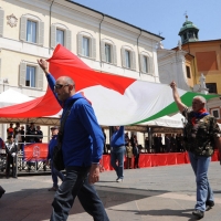 Foto Nicoloro G. 27/05/2012 Ravenna Si e’ svolto nella città romagnola il 31° Raduno Nazionale dei Fanti d’ Italia con la partecipazione del ministro della Difesa l’ ammiraglio Gianpaolo Di Paola. nella foto Grande tricolore portato a braccia