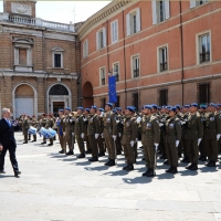 Foto Nicoloro G. 27/05/2012 Ravenna Si e’ svolto nella città romagnola il 31° Raduno Nazionale dei Fanti d’ Italia con la partecipazione del ministro della Difesa l’ ammiraglio Gianpaolo Di Paola. nella foto Claudio Graziano – Gianpaolo Di Paola passano in rassegna lo schieramento d' onore