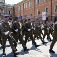 Foto Nicoloro G. 27/05/2012 Ravenna Si e’ svolto nella città romagnola il 31° Raduno Nazionale dei Fanti d’ Italia con la partecipazione del ministro della Difesa l’ ammiraglio Gianpaolo Di Paola. nella foto Lo schieramento d' onore