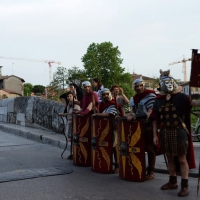 Foto Nicoloro G.  14/05/2015  Rimini     Arriva a Rimini la prima tappa della 33° edizione della 1000 Miglia. La storica competizione partita da Brescia si snoda su un percorso di 1760 chilometri con la partecipazione di 438 vetture e 42 Nazioni. nella foto  un manipolo di antichi legionari romani in costume, sul Ponte di Tiberio, per un folkloristico saluto ai partecipanti in arrivo.