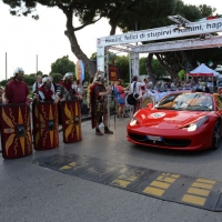 Foto Nicoloro G.  14/05/2015  Rimini     Arriva a Rimini la prima tappa della 33° edizione della 1000 Miglia. La storica competizione partita da Brescia si snoda su un percorso di 1760 chilometri con la partecipazione di 438 vetture e 42 Nazioni. nella foto due  Ferrari che partecipa al Ferrari Tribute passa davanti al manipolo di centurioni romani in costume posto sul traguardo.
