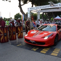 Foto Nicoloro G.  14/05/2015  Rimini     Arriva a Rimini la prima tappa della 33° edizione della 1000 Miglia. La storica competizione partita da Brescia si snoda su un percorso di 1760 chilometri con la partecipazione di 438 vetture e 42 Nazioni. nella foto una Ferrari che partecipa al Ferrari Tribute passa davanti al manipolo di centurioni romani in costume posto sul traguardo.