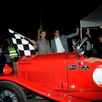 Foto Nicoloro G.  14/05/2015  Rimini     Arriva a Rimini la prima tappa della 33° edizione della 1000 Miglia. La storica competizione partita da Brescia si snoda su un percorso di 1760 chilometri con la partecipazione di 438 vetture e 42 Nazioni. nella foto il sindaco di Rimini Andrea Gnassi con bandierina sancisce l' arrivo sulla linea del traguardo di una O.M. 665 Sport Superba 2000 del 1927.
