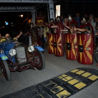 Foto Nicoloro G.  14/05/2015  Rimini     Arriva a Rimini la prima tappa della 33° edizione della 1000 Miglia. La storica competizione partita da Brescia si snoda su un percorso di 1760 chilometri con la partecipazione di 438 vetture e 42 Nazioni. nella foto l' arrivo a Rimini di un equipaggio salutato da un manipolo di antichi legionari romani in costume.