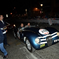 Foto Nicoloro G.  14/05/2015  Rimini     Arriva a Rimini la prima tappa della 33° edizione della 1000 Miglia. La storica competizione partita da Brescia si snoda su un percorso di 1760 chilometri con la partecipazione di 438 vetture e 42 Nazioni. nella foto l' arrivo a Rimini dell'ex pilota di F1 Derek Bell su una Jaguar C-Type del 1953.