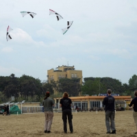 Foto Nicoloro G.  26/04/2014   Cervia (Ravenna)  Trentaquattresima edizione del " Festival internazionale dell' Aquilone " organizzato da Artevento. Ospiti d' onore i Maori della Nuova Zelanda e partecipanti da tutto il Mondo. nella foto quattro aquilonisti eseguono acrobazie sincronizzate.