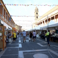 Foto Nicoloro G. 2,3,4/09/2016 Faenza ( Ravenna ) Quinta edizione del Festival Internazionale della ceramica che vede per tre giorni la cittadina romagnola, conosciuta in tutto il mondo per la ceramica, animata da stand di artigiani ed espositori ceramisti provenienti da diversi paesi del mondo. nella foto piazza del Popolo piena di stand.
