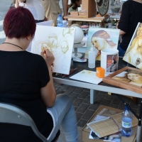 Foto Nicoloro G. 2,3,4/09/2016 Faenza ( Ravenna ) Quinta edizione del Festival Internazionale della ceramica che vede per tre giorni la cittadina romagnola, conosciuta in tutto il mondo per la ceramica, animata da stand di artigiani ed espositori ceramisti provenienti da diversi paesi del mondo. nella foto dimostrazione di pittura su ceramica.