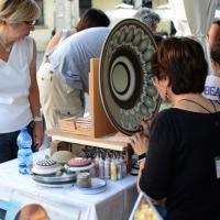 Foto Nicoloro G. 2,3,4/09/2016 Faenza ( Ravenna ) Quinta edizione del Festival Internazionale della ceramica che vede per tre giorni la cittadina romagnola, conosciuta in tutto il mondo per la ceramica, animata da stand di artigiani ed espositori ceramisti provenienti da diversi paesi del mondo. nella foto dimostrazione di pittura su ceramica.