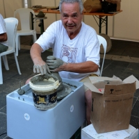 Foto Nicoloro G. 2,3,4/09/2016 Faenza ( Ravenna ) Quinta edizione del Festival Internazionale della ceramica che vede per tre giorni la cittadina romagnola, conosciuta in tutto il mondo per la ceramica, animata da stand di artigiani ed espositori ceramisti provenienti da diversi paesi del mondo. nella foto performance artigianale.