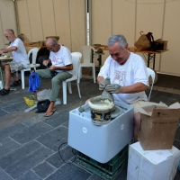 Foto Nicoloro G. 2,3,4/09/2016 Faenza ( Ravenna ) Quinta edizione del Festival Internazionale della ceramica che vede per tre giorni la cittadina romagnola, conosciuta in tutto il mondo per la ceramica, animata da stand di artigiani ed espositori ceramisti provenienti da diversi paesi del mondo. nella foto alcuni artigiani ceramisti si esibiscono per il pubblico in lavorazioni di oggetti.
