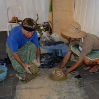 Foto Nicoloro G. 2,3,4/09/2016 Faenza ( Ravenna ) Quinta edizione del Festival Internazionale della ceramica che vede per tre giorni la cittadina romagnola, conosciuta in tutto il mondo per la ceramica, animata da stand di artigiani ed espositori ceramisti provenienti da diversi paesi del mondo. nella foto momenti della preparazione dell' argilla per la lavorazione di ceramiche.