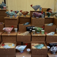 Foto Nicoloro G. 2,3,4/09/2016 Faenza ( Ravenna ) Quinta edizione del Festival Internazionale della ceramica che vede per tre giorni la cittadina romagnola, conosciuta in tutto il mondo per la ceramica, animata da stand di artigiani ed espositori ceramisti provenienti da diversi paesi del mondo. nella foto una esposizione di ceramiche.
