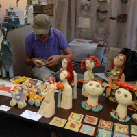 Foto Nicoloro G. 2,3,4/09/2016 Faenza ( Ravenna ) Quinta edizione del Festival Internazionale della ceramica che vede per tre giorni la cittadina romagnola, conosciuta in tutto il mondo per la ceramica, animata da stand di artigiani ed espositori ceramisti provenienti da diversi paesi del mondo. nella foto uno stand con artigiano a lavoro.