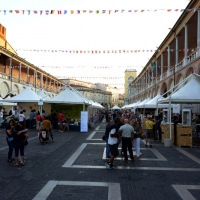 Foto Nicoloro G. 2,3,4/09/2016 Faenza ( Ravenna ) Quinta edizione del Festival Internazionale della ceramica che vede per tre giorni la cittadina romagnola, conosciuta in tutto il mondo per la ceramica, animata da stand di artigiani ed espositori ceramisti provenienti da diversi paesi del mondo. nella foto piazza del Popolo piena di stand.