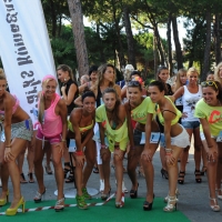 Foto Nicoloro G. 04/08/2012 Milano Marittima/Cervia ( Ravenna ) Si e' svolta nella cittadina della riviera romagnola, nell' ambito delle manifestazioni che celebrano i Cento anni di Milano Marittima, la singolare gara di corsa " 50 metri sui tacchi " tra donne che calzavano scarpe con tacchi di almeno 7 cm per 1,5 cm. di diametro. nella foto Concorrenti al nastro di partenza