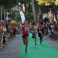 Foto Nicoloro G. 04/08/2012 Milano Marittima/Cervia ( Ravenna ) Si e' svolta nella cittadina della riviera romagnola, nell' ambito delle manifestazioni che celebrano i Cento anni di Milano Marittima, la singolare gara di corsa " 50 metri sui tacchi " tra donne che calzavano scarpe con tacchi di almeno 7 cm per 1,5 cm. di diametro. nella foto Concorrenti in gara