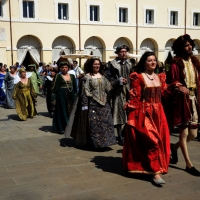 Foto Nicoloro G.   17/05/2015  Cervia ( Ravenna )   571° edizione dello " Sposalizio del Mare ", antico rito che ha il suo momento caratterizzante nel lancio in mare dell' anello da parte dell' arcivescovo e l' immediata sfida tra pescatori per recuperarlo dalle acque. nella foto il corteo di figuranti in costume fa il suo ingresso in piazza.