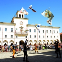 Foto Nicoloro G.   17/05/2015  Cervia ( Ravenna )   571° edizione dello " Sposalizio del Mare ", antico rito che ha il suo momento caratterizzante nel lancio in mare dell' anello da parte dell' arcivescovo e l' immediata sfida tra pescatori per recuperarlo dalle acque. nella foto l' esibizione degli sbandieratori.