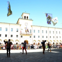 Foto Nicoloro G.   17/05/2015  Cervia ( Ravenna )   571° edizione dello " Sposalizio del Mare ", antico rito che ha il suo momento caratterizzante nel lancio in mare dell' anello da parte dell' arcivescovo e l' immediata sfida tra pescatori per recuperarlo dalle acque. nella foto l' esibizione degli sbandieratori.