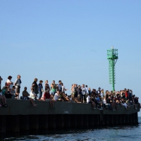 Foto Nicoloro G.   17/05/2015  Cervia ( Ravenna )   571° edizione dello " Sposalizio del Mare ", antico rito che ha il suo momento caratterizzante nel lancio in mare dell' anello da parte dell' arcivescovo e l' immediata sfida tra pescatori per recuperarlo dalle acque. nella foto una folla assiepata lungo il canale assiste all' uscita delle imbarcazioni.