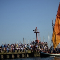 Foto Nicoloro G.   17/05/2015  Cervia ( Ravenna )   571° edizione dello " Sposalizio del Mare ", antico rito che ha il suo momento caratterizzante nel lancio in mare dell' anello da parte dell' arcivescovo e l' immediata sfida tra pescatori per recuperarlo dalle acque. nella foto una folla assiepata lungo il canale assiste all' uscita delle imbarcazioni.