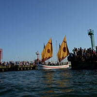 Foto Nicoloro G.   17/05/2015  Cervia ( Ravenna )   571° edizione dello \" Sposalizio del Mare \", antico rito che ha il suo momento caratterizzante nel lancio in mare dell\' anello da parte dell\' arcivescovo e l\' immediata sfida tra pescatori per recuperarlo dalle acque. nella foto una folla assiepata lungo il canale assiste all\' uscita delle imbarcazioni.