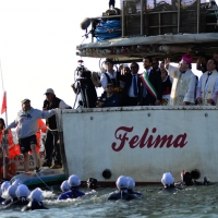 Foto Nicoloro G.   17/05/2015  Cervia ( Ravenna )   571° edizione dello \" Sposalizio del Mare \", antico rito che ha il suo momento caratterizzante nel lancio in mare dell\' anello da parte dell\' arcivescovo e l\' immediata sfida tra pescatori per recuperarlo dalle acque. nella foto l\' arcivescovo Lorenzo Ghizzoni lancia in mare l\' anello.