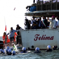 Foto Nicoloro G.   17/05/2015  Cervia ( Ravenna )   571° edizione dello \" Sposalizio del Mare \", antico rito che ha il suo momento caratterizzante nel lancio in mare dell\' anello da parte dell\' arcivescovo e l\' immediata sfida tra pescatori per recuperarlo dalle acque. nella foto l\' arcivescovo Lorenzo Ghizzoni lancia in mare l\' anello.