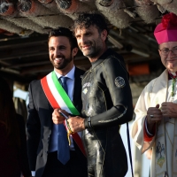 Foto Nicoloro G.   17/05/2015  Cervia ( Ravenna )   571° edizione dello " Sposalizio del Mare ", antico rito che ha il suo momento caratterizzante nel lancio in mare dell' anello da parte dell' arcivescovo e l' immediata sfida tra pescatori per recuperarlo dalle acque. nella foto al centro il vincitore Enea Puntiroli, 48 anni della squadra del Canalino, tra il sindaco di Cervia Luca Coffari e l' arcivescovo Lorenzo Ghizzoni.