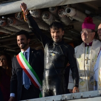 Foto Nicoloro G.   17/05/2015  Cervia ( Ravenna )   571° edizione dello " Sposalizio del Mare ", antico rito che ha il suo momento caratterizzante nel lancio in mare dell' anello da parte dell' arcivescovo e l' immediata sfida tra pescatori per recuperarlo dalle acque. nella foto al centro il vincitore Enea Puntiroli, 48 anni della squadra del Canalino, tra il sindaco di Cervia Luca Coffari e l' arcivescovo Lorenzo Ghizzoni.