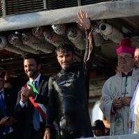 Foto Nicoloro G.   17/05/2015  Cervia ( Ravenna )   571° edizione dello " Sposalizio del Mare ", antico rito che ha il suo momento caratterizzante nel lancio in mare dell' anello da parte dell' arcivescovo e l' immediata sfida tra pescatori per recuperarlo dalle acque. nella foto al centro il vincitore Enea Puntiroli, 48 anni della squadra del Canalino, tra il sindaco di Cervia Luca Coffari e l' arcivescovo Lorenzo Ghizzoni.