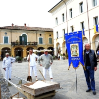 Foto Nicoloro G. 08/05/2016 Cervia ( Ravenna ) 572ma edizione dello ' Sposalizio del Mare ', cerimonia che dal 1445 testimonia l' indissolubile rapporto tra la cittadina romagnola e il mare. La manifestazione mostra il massimo della spettacolarità nel tradizionale rito della ' pesca dell' anello ', dove i giovani cervesi si contendono il trofeo che il vescovo lancia in mare. nella foto membri dell' Associazione Culturale Civilta' Salinara.