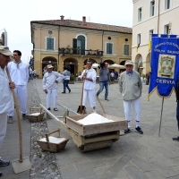 Foto Nicoloro G. 08/05/2016 Cervia ( Ravenna ) 572ma edizione dello ' Sposalizio del Mare ', cerimonia che dal 1445 testimonia l' indissolubile rapporto tra la cittadina romagnola e il mare. La manifestazione mostra il massimo della spettacolarità nel tradizionale rito della ' pesca dell' anello ', dove i giovani cervesi si contendono il trofeo che il vescovo lancia in mare. nella foto membri dell' Associazione Culturale Civilta' Salinara.