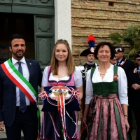 Foto Nicoloro G. 08/05/2016 Cervia ( Ravenna ) 572ma edizione dello \' Sposalizio del Mare \', cerimonia che dal 1445 testimonia l\' indissolubile rapporto tra la cittadina romagnola e il mare. La manifestazione mostra il massimo della spettacolarità nel tradizionale rito della \' pesca dell\' anello \', dove i giovani cervesi si contendono il trofeo che il vescovo lancia in mare. nella foto da sinistra il sindaco di Cervia Luca Coffari, la studentessa Emma Kubicek e l\' assessore Erna Koprax entrambe della delegazionedella cittadina di Baden bei Wien ospite della manifestazione.