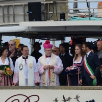 Foto Nicoloro G. 08/05/2016 Cervia ( Ravenna ) 572ma edizione dello \' Sposalizio del Mare \', cerimonia che dal 1445 testimonia l\' indissolubile rapporto tra la cittadina romagnola e il mare. La manifestazione mostra il massimo della spettacolarità nel tradizionale rito della \' pesca dell\' anello \', dove i giovani cervesi si contendono il trofeo che il vescovo lancia in mare. nella foto da sinistra al centro il vescovo Lorenzo Ghizzoni, la studentessa Emma Kubicek e il sindaco Luca Coffari.