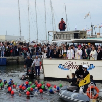 Foto Nicoloro G. 08/05/2016 Cervia ( Ravenna ) 572ma edizione dello ' Sposalizio del Mare ', cerimonia che dal 1445 testimonia l' indissolubile rapporto tra la cittadina romagnola e il mare. La manifestazione mostra il massimo della spettacolarità nel tradizionale rito della ' pesca dell' anello ', dove i giovani cervesi si contendono il trofeo che il vescovo lancia in mare. nella foto il vescovo Lorenzo Ghizzoni lancia in mare l' anello.