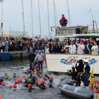 Foto Nicoloro G. 08/05/2016 Cervia ( Ravenna ) 572ma edizione dello ' Sposalizio del Mare ', cerimonia che dal 1445 testimonia l' indissolubile rapporto tra la cittadina romagnola e il mare. La manifestazione mostra il massimo della spettacolarità nel tradizionale rito della ' pesca dell' anello ', dove i giovani cervesi si contendono il trofeo che il vescovo lancia in mare. nella foto il vescovo ha appena lanciato in mare l' anello e si scatenna la bagarre tra i contendenti per conquista del prezioso trofeo.