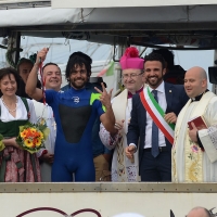 Foto Nicoloro G. 08/05/2016 Cervia ( Ravenna ) 572ma edizione dello \' Sposalizio del Mare \', cerimonia che dal 1445 testimonia l\' indissolubile rapporto tra la cittadina romagnola e il mare. La manifestazione mostra il massimo della spettacolarità nel tradizionale rito della \' pesca dell\' anello \', dove i giovani cervesi si contendono il trofeo che il vescovo lancia in mare. nella foto il giovane Filippo Giulianini mostra l\' ambito trofeo vicino al vescovo Lorenzo Ghizzoni e il sindaco Luca C0ffari.
