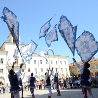 Foto Nicoloro G. 28/05/2017 Cervia ( Ravenna ) 573° edizione dello \' Sposalizio del Mare \' che celebra l\' antico rito della pesca dell\' anello che l\' arcivescovo lancia in mare. La citta\' ospite di questa edizione e\' la citta\' austriaca di Innsbruck.nella foto gli sbandieratori di Faenza aprono le celebrazioni.