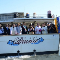 Foto Nicoloro G. 28/05/2017 Cervia ( Ravenna ) 573° edizione dello ' Sposalizio del Mare ' che celebra l' antico rito della pesca dell' anello che l' arcivescovo lancia in mare. La citta' ospite di questa edizione e' la citta' austriaca di Innsbruck.nella foto la motonave con il sindaco di Cervia Luca Coffari e l' arcivescovo Lorenzo Ghizzoni.