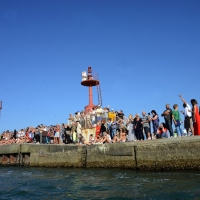 Foto Nicoloro G. 28/05/2017 Cervia ( Ravenna ) 573° edizione dello \' Sposalizio del Mare \' che celebra l\' antico rito della pesca dell\' anello che l\' arcivescovo lancia in mare. La citta\' ospite di questa edizione e\' la citta\' austriaca di Innsbruck.nella foto una folla di cittadini e turisti assiste alla cerimonia dalla banchina del porto canale.
