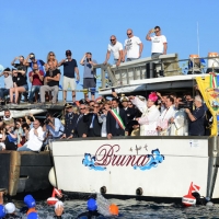Foto Nicoloro G. 28/05/2017 Cervia ( Ravenna ) 573° edizione dello \' Sposalizio del Mare \' che celebra l\' antico rito della pesca dell\' anello che l\' arcivescovo lancia in mare. La citta\' ospite di questa edizione e\' la citta\' austriaca di Innsbruck. nella foto l\' arcivescovo Lorenzo Ghizzoni lancia in mare l\' anello.